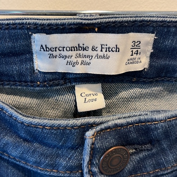 Abercrombie Curve Love Jeans - Picture 2 of 4
